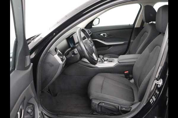 BMW 3-serie 320i Executive Edition | Panoramadak | Carplay | Navigatie | Live Cockpit | Full LED | Parkeerhulp | Cruise control | Climate control