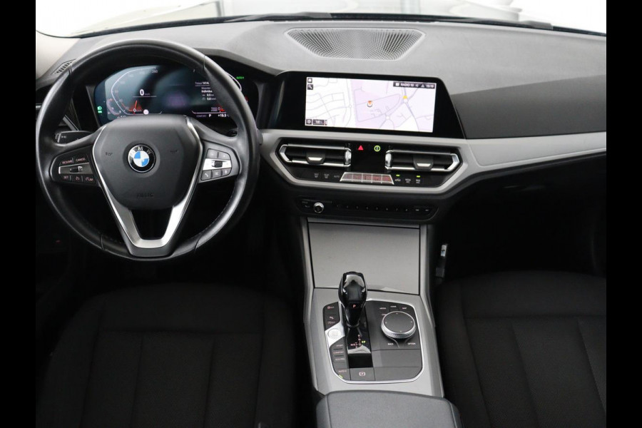 BMW 3-serie 320i Executive Edition | Panoramadak | Carplay | Navigatie | Live Cockpit | Full LED | Parkeerhulp | Cruise control | Climate control