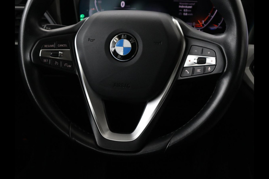BMW 3-serie 320i Executive Edition | Panoramadak | Carplay | Navigatie | Live Cockpit | Full LED | Parkeerhulp | Cruise control | Climate control