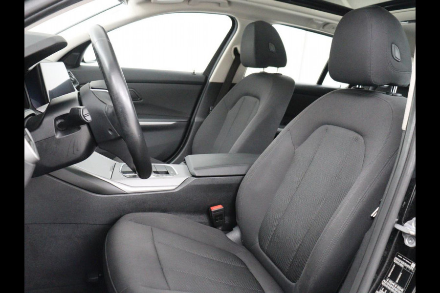BMW 3-serie 320i Executive Edition | Panoramadak | Carplay | Navigatie | Live Cockpit | Full LED | Parkeerhulp | Cruise control | Climate control