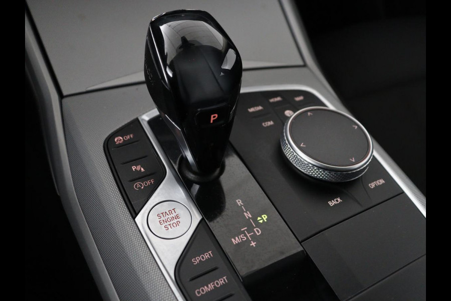 BMW 3-serie 320i Executive Edition | Panoramadak | Carplay | Navigatie | Live Cockpit | Full LED | Parkeerhulp | Cruise control | Climate control