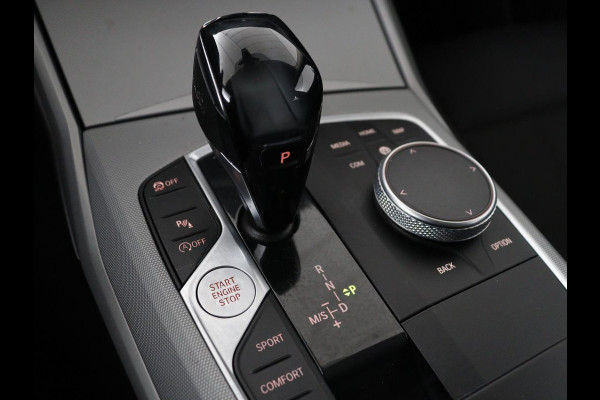 BMW 3-serie 320i Executive Edition | Panoramadak | Carplay | Navigatie | Live Cockpit | Full LED | Parkeerhulp | Cruise control | Climate control