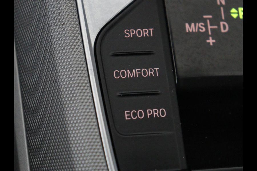 BMW 3-serie 320i Executive Edition | Panoramadak | Carplay | Navigatie | Live Cockpit | Full LED | Parkeerhulp | Cruise control | Climate control