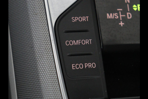 BMW 3-serie 320i Executive Edition | Panoramadak | Carplay | Navigatie | Live Cockpit | Full LED | Parkeerhulp | Cruise control | Climate control