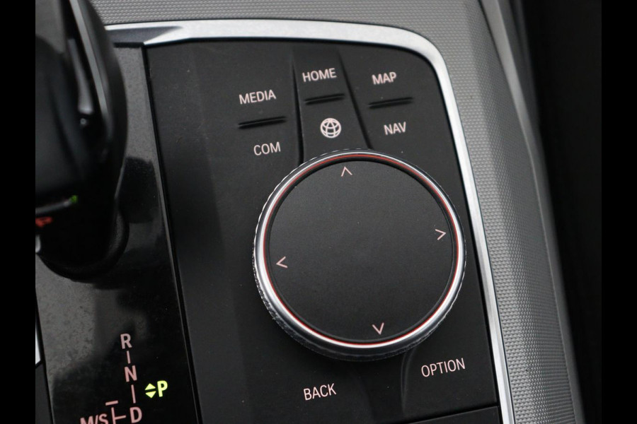 BMW 3-serie 320i Executive Edition | Panoramadak | Carplay | Navigatie | Live Cockpit | Full LED | Parkeerhulp | Cruise control | Climate control