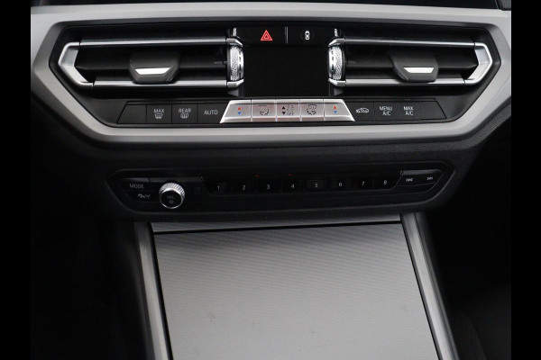 BMW 3-serie 320i Executive Edition | Panoramadak | Carplay | Navigatie | Live Cockpit | Full LED | Parkeerhulp | Cruise control | Climate control
