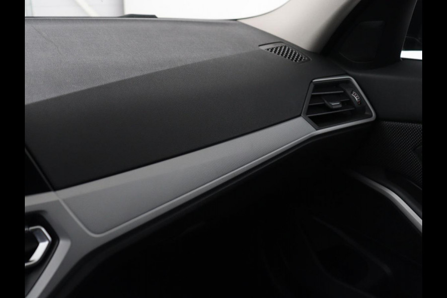 BMW 3-serie 320i Executive Edition | Panoramadak | Carplay | Navigatie | Live Cockpit | Full LED | Parkeerhulp | Cruise control | Climate control