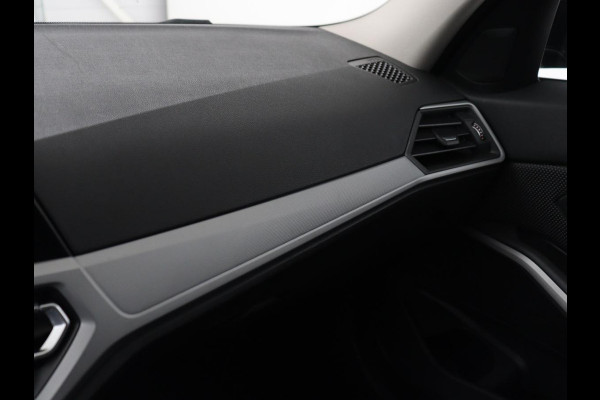 BMW 3-serie 320i Executive Edition | Panoramadak | Carplay | Navigatie | Live Cockpit | Full LED | Parkeerhulp | Cruise control | Climate control