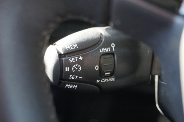 Peugeot 2008 131PK Allure AUTOM. | TREKHAAK | EL. CLIMATE | SENSOREN