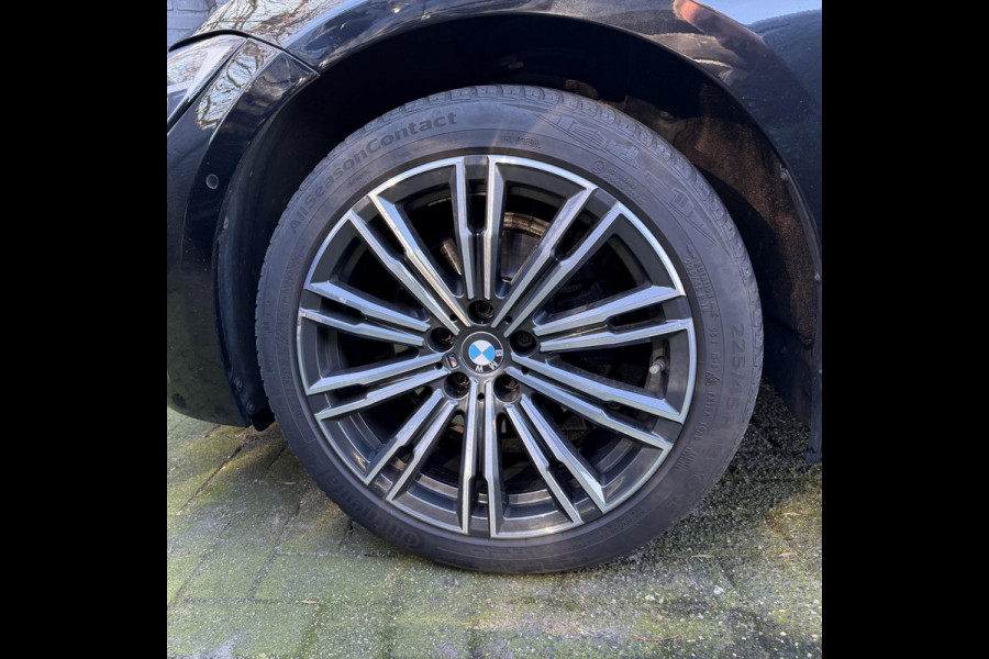 BMW 3-serie 320i High Executive | Panoramadak | Camera | Lederen Bekleding | Stoelverwarming | Sportstoelen |