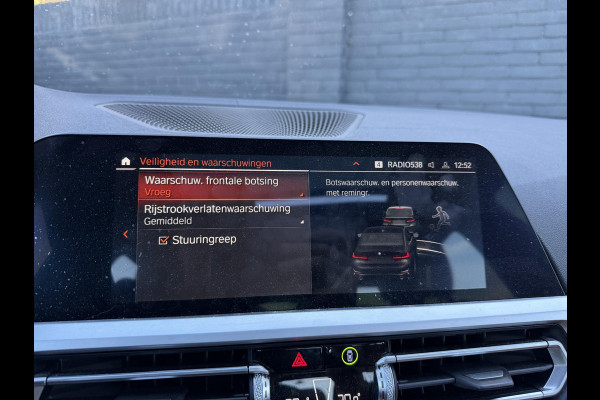 BMW 3-serie 320i High Executive | Panoramadak | Camera | Lederen Bekleding | Stoelverwarming | Sportstoelen |