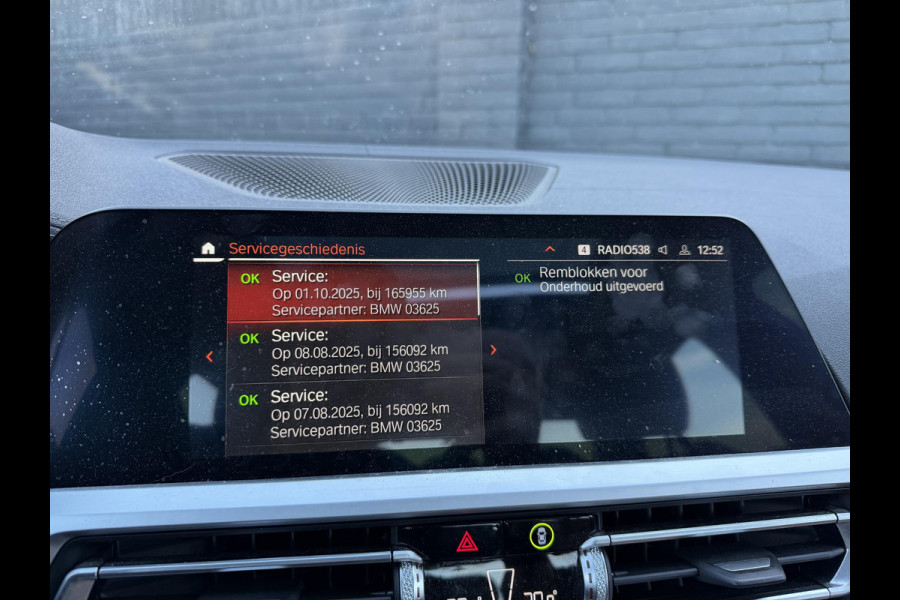 BMW 3-serie 320i High Executive | Panoramadak | Camera | Lederen Bekleding | Stoelverwarming | Sportstoelen |