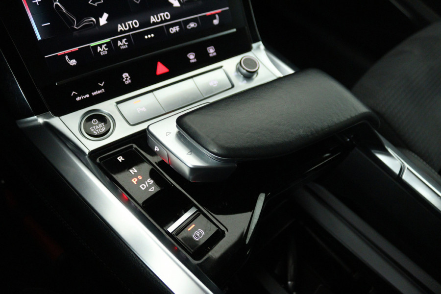 Audi e-tron 55 quattro S edition 95 kWh (TREKHAAK, B&O SOUND, SOH 92%, STOEL/STUUR VERWARMING, CRUISE ADAPTIEF, ELEKTR STOELEN)