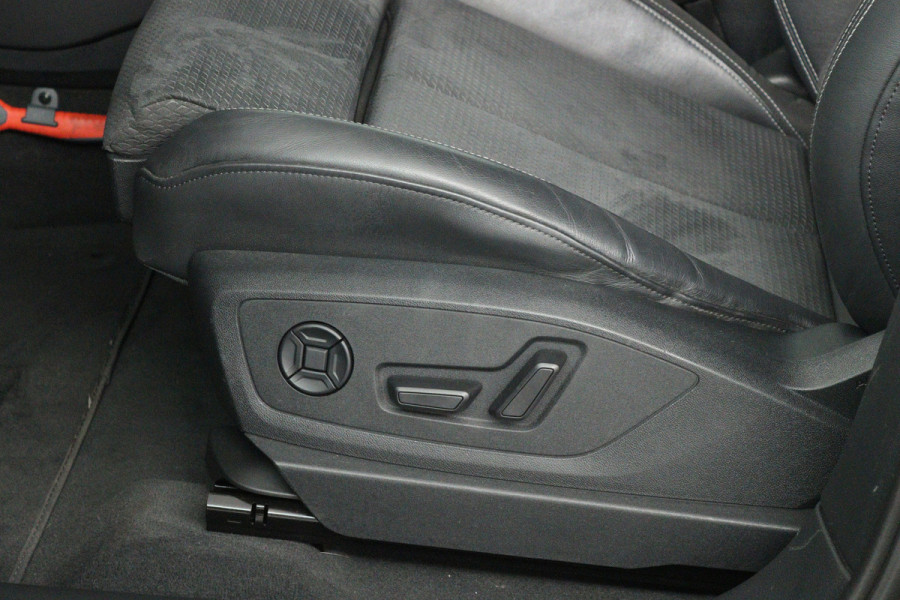 Audi e-tron 55 quattro S edition 95 kWh (TREKHAAK, B&O SOUND, SOH 92%, STOEL/STUUR VERWARMING, CRUISE ADAPTIEF, ELEKTR STOELEN)