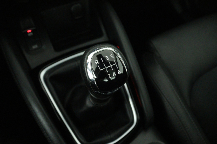 Nissan QASHQAI 1.2 Tekna + (PANORAMADAK, TREKHAAK, CAMERA, STOELVERWARMING, ELEKTR STOELEN, PARKEERSENSOREN)