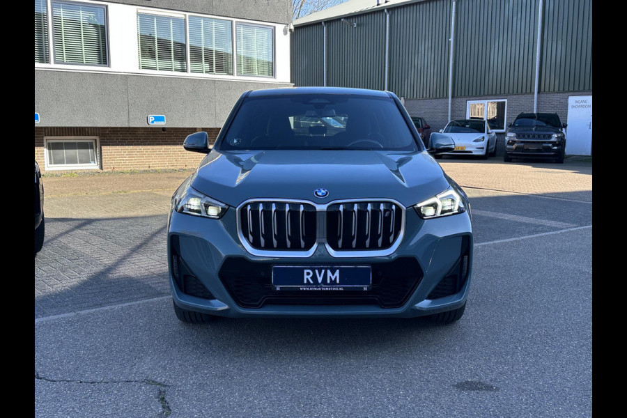 BMW iX1 xDrive30 67 kWh M-SPORT| COMPLEET | SOH 99% | ELEK. ACHTERKLEP |STOELVERWARMING| ACHTERUITRIJCAMERA| COMFORT ACCESS| APPLE CARPLAY/ ANDROID AUTO|
