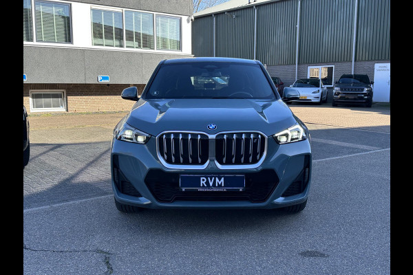 BMW iX1 xDrive30 67 kWh M-SPORT| COMPLEET | SOH 99% | ELEK. ACHTERKLEP |STOELVERWARMING| ACHTERUITRIJCAMERA| COMFORT ACCESS| APPLE CARPLAY/ ANDROID AUTO|