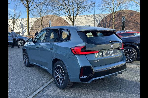 BMW iX1 xDrive30 67 kWh M-SPORT| COMPLEET | SOH 99% | ELEK. ACHTERKLEP |STOELVERWARMING| ACHTERUITRIJCAMERA| COMFORT ACCESS| APPLE CARPLAY/ ANDROID AUTO|