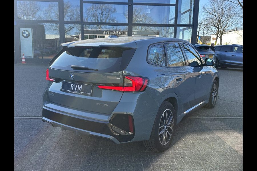 BMW iX1 xDrive30 67 kWh M-SPORT| COMPLEET | SOH 99% | ELEK. ACHTERKLEP |STOELVERWARMING| ACHTERUITRIJCAMERA| COMFORT ACCESS| APPLE CARPLAY/ ANDROID AUTO|