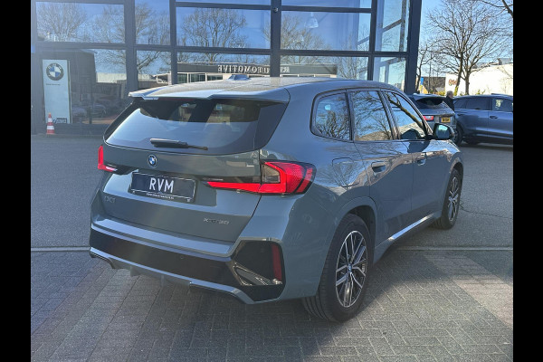BMW iX1 xDrive30 67 kWh M-SPORT| COMPLEET | SOH 99% | ELEK. ACHTERKLEP |STOELVERWARMING| ACHTERUITRIJCAMERA| COMFORT ACCESS| APPLE CARPLAY/ ANDROID AUTO|
