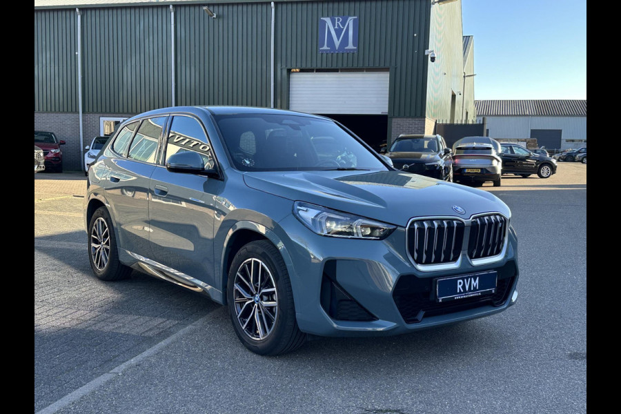 BMW iX1 xDrive30 67 kWh M-SPORT| COMPLEET | SOH 99% | ELEK. ACHTERKLEP |STOELVERWARMING| ACHTERUITRIJCAMERA| COMFORT ACCESS| APPLE CARPLAY/ ANDROID AUTO|