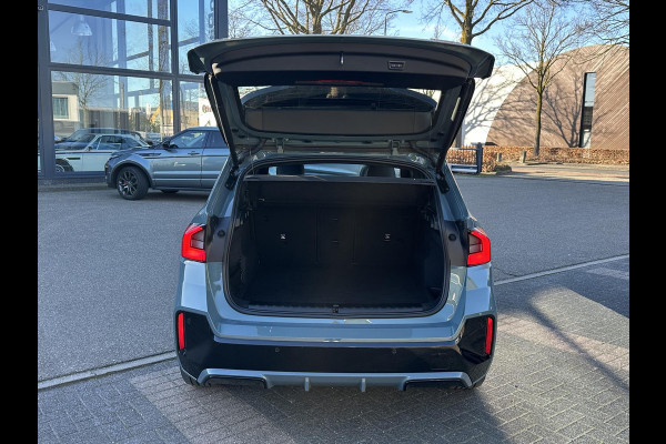 BMW iX1 xDrive30 67 kWh M-SPORT| COMPLEET | SOH 99% | ELEK. ACHTERKLEP |STOELVERWARMING| ACHTERUITRIJCAMERA| COMFORT ACCESS| APPLE CARPLAY/ ANDROID AUTO|
