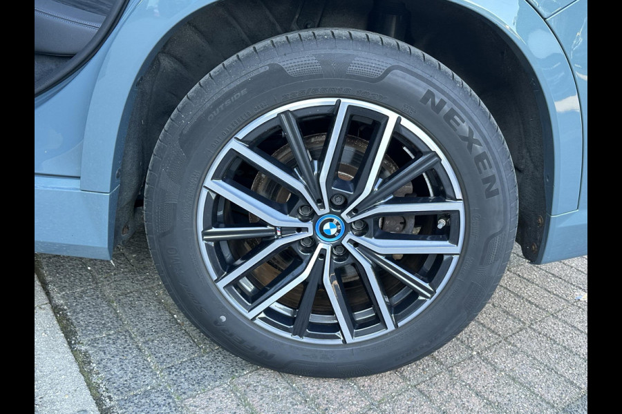 BMW iX1 xDrive30 67 kWh M-SPORT| COMPLEET | SOH 99% | ELEK. ACHTERKLEP |STOELVERWARMING| ACHTERUITRIJCAMERA| COMFORT ACCESS| APPLE CARPLAY/ ANDROID AUTO|