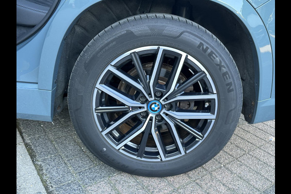 BMW iX1 xDrive30 67 kWh M-SPORT| COMPLEET | SOH 99% | ELEK. ACHTERKLEP |STOELVERWARMING| ACHTERUITRIJCAMERA| COMFORT ACCESS| APPLE CARPLAY/ ANDROID AUTO|