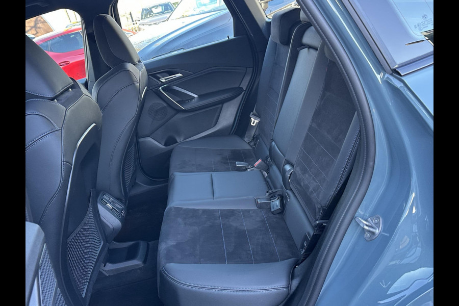 BMW iX1 xDrive30 67 kWh M-SPORT| COMPLEET | SOH 99% | ELEK. ACHTERKLEP |STOELVERWARMING| ACHTERUITRIJCAMERA| COMFORT ACCESS| APPLE CARPLAY/ ANDROID AUTO|