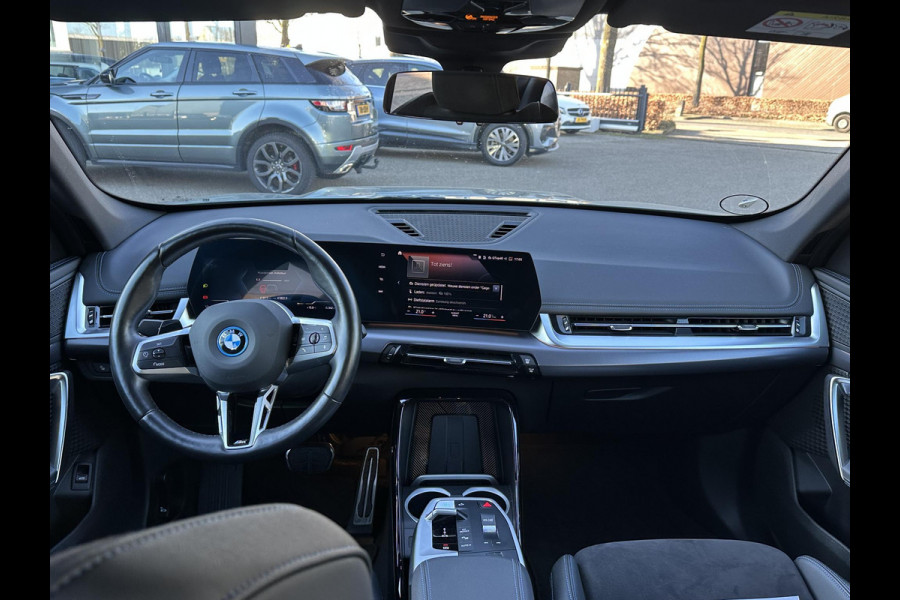 BMW iX1 xDrive30 67 kWh M-SPORT| COMPLEET | SOH 99% | ELEK. ACHTERKLEP |STOELVERWARMING| ACHTERUITRIJCAMERA| COMFORT ACCESS| APPLE CARPLAY/ ANDROID AUTO|