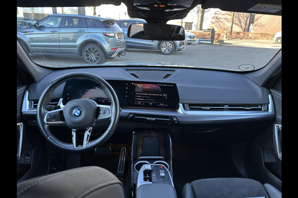 BMW iX1 xDrive30 67 kWh M-SPORT| COMPLEET | SOH 99% | ELEK. ACHTERKLEP |STOELVERWARMING| ACHTERUITRIJCAMERA| COMFORT ACCESS| APPLE CARPLAY/ ANDROID AUTO|