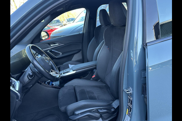 BMW iX1 xDrive30 67 kWh M-SPORT| COMPLEET | SOH 99% | ELEK. ACHTERKLEP |STOELVERWARMING| ACHTERUITRIJCAMERA| COMFORT ACCESS| APPLE CARPLAY/ ANDROID AUTO|