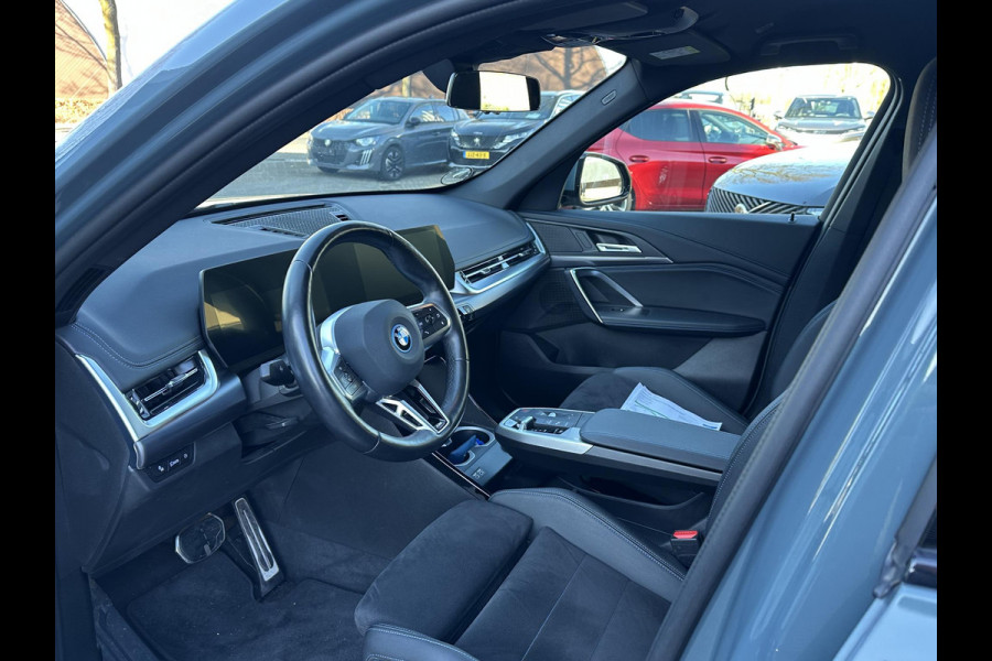 BMW iX1 xDrive30 67 kWh M-SPORT| COMPLEET | SOH 99% | ELEK. ACHTERKLEP |STOELVERWARMING| ACHTERUITRIJCAMERA| COMFORT ACCESS| APPLE CARPLAY/ ANDROID AUTO|