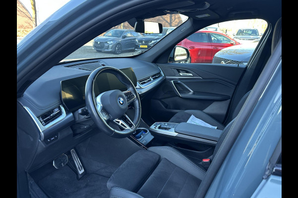 BMW iX1 xDrive30 67 kWh M-SPORT| COMPLEET | SOH 99% | ELEK. ACHTERKLEP |STOELVERWARMING| ACHTERUITRIJCAMERA| COMFORT ACCESS| APPLE CARPLAY/ ANDROID AUTO|