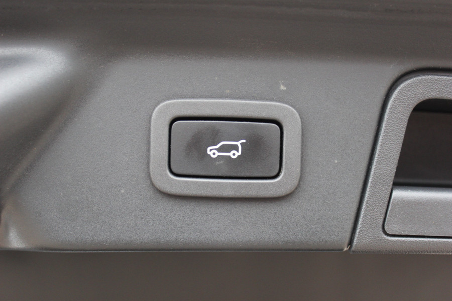 Land Rover Range Rover Velar 2.0 I4 Turbo AWD R-Dynamic HSE / Trekhaak / Panoramadak / 360Camera / Head-up / Laser LED / 21'' / Meridian High End / Stoelmassage+Verwarming / Stuurverwarming / DAB / ACC