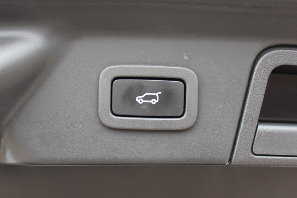 Land Rover Range Rover Velar 2.0 I4 Turbo AWD R-Dynamic HSE / Trekhaak / Panoramadak / 360Camera / Head-up / Laser LED / 21'' / Meridian High End / Stoelmassage+Verwarming / Stuurverwarming / DAB / ACC