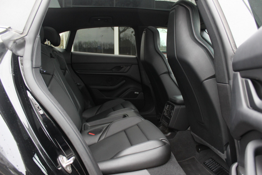 Porsche Taycan Cross Turismo 4 93 kWh / Panoramadak / Camera / Passenger Display / Nachtzicht / 20'' / Bose / Stuur+Stoelverwarming / DAB / Cruise Control