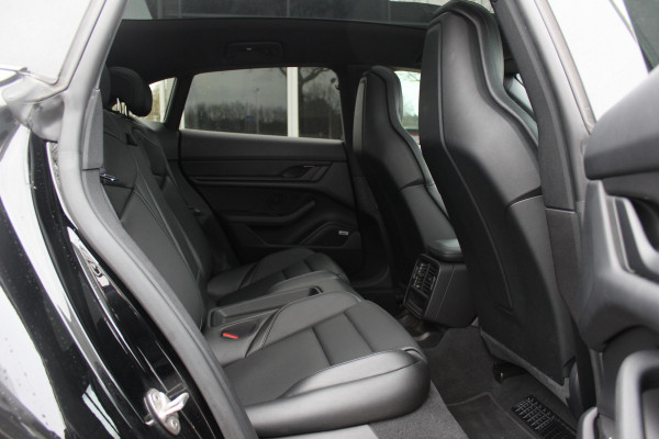 Porsche Taycan Cross Turismo 4 93 kWh / Panoramadak / Camera / Passenger Display / Nachtzicht / 20'' / Bose / Stuur+Stoelverwarming / DAB / Cruise Control