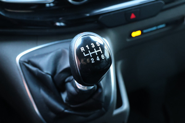 Ford Transit Custom 320 2.0 TDCI 170 PK L2H1 Active DC | Dubbel Cabine | ACC | BLIS | Elek stoelen | CarPlay | Camera | Navigatie | Stoelverwarming | L+R Schuifdeur | Glaslook panelen | Trekhaak | 5-Zitter | Nieuwe APK | NAP Logisch