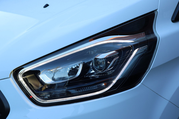 Ford Transit Custom 320 2.0 TDCI 170 PK L2H1 Active DC | Dubbel Cabine | ACC | BLIS | Elek stoelen | CarPlay | Camera | Navigatie | Stoelverwarming | L+R Schuifdeur | Glaslook panelen | Trekhaak | 5-Zitter | Nieuwe APK | NAP Logisch