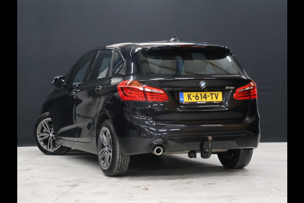 BMW 2 Serie Active Tourer 218i High Executive M Sport [TREKHAAK, HARMAN/KARDON, CRUISE CONTROL, BLUETOOTH TELEFOON, HUD, ACHTERUITRIJCAMERA, PDC V+A, BMW LED, NIEUWSTAAT]