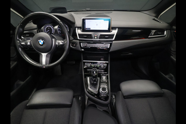 BMW 2 Serie Active Tourer 218i High Executive M Sport [TREKHAAK, HARMAN/KARDON, CRUISE CONTROL, BLUETOOTH TELEFOON, HUD, ACHTERUITRIJCAMERA, PDC V+A, BMW LED, NIEUWSTAAT]