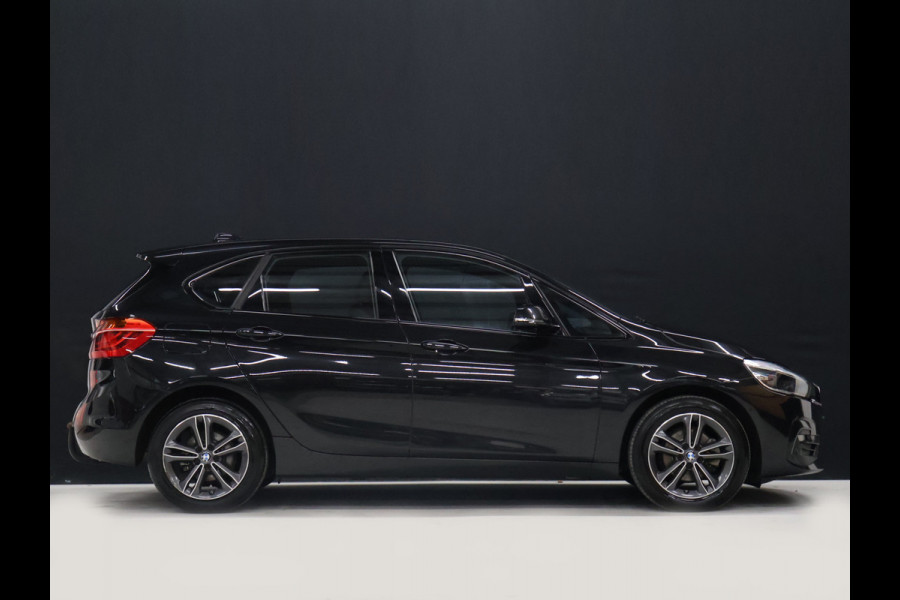 BMW 2 Serie Active Tourer 218i High Executive M Sport [TREKHAAK, HARMAN/KARDON, CRUISE CONTROL, BLUETOOTH TELEFOON, HUD, ACHTERUITRIJCAMERA, PDC V+A, BMW LED, NIEUWSTAAT]