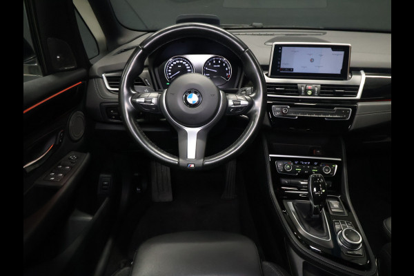 BMW 2 Serie Active Tourer 218i High Executive M Sport [TREKHAAK, HARMAN/KARDON, CRUISE CONTROL, BLUETOOTH TELEFOON, HUD, ACHTERUITRIJCAMERA, PDC V+A, BMW LED, NIEUWSTAAT]