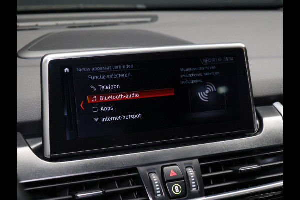 BMW 2 Serie Active Tourer 218i High Executive M Sport [TREKHAAK, HARMAN/KARDON, CRUISE CONTROL, BLUETOOTH TELEFOON, HUD, ACHTERUITRIJCAMERA, PDC V+A, BMW LED, NIEUWSTAAT]