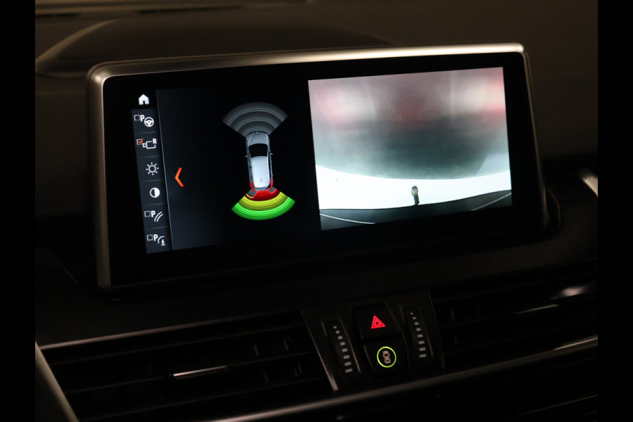 BMW 2 Serie Active Tourer 218i High Executive M Sport [TREKHAAK, HARMAN/KARDON, CRUISE CONTROL, BLUETOOTH TELEFOON, HUD, ACHTERUITRIJCAMERA, PDC V+A, BMW LED, NIEUWSTAAT]