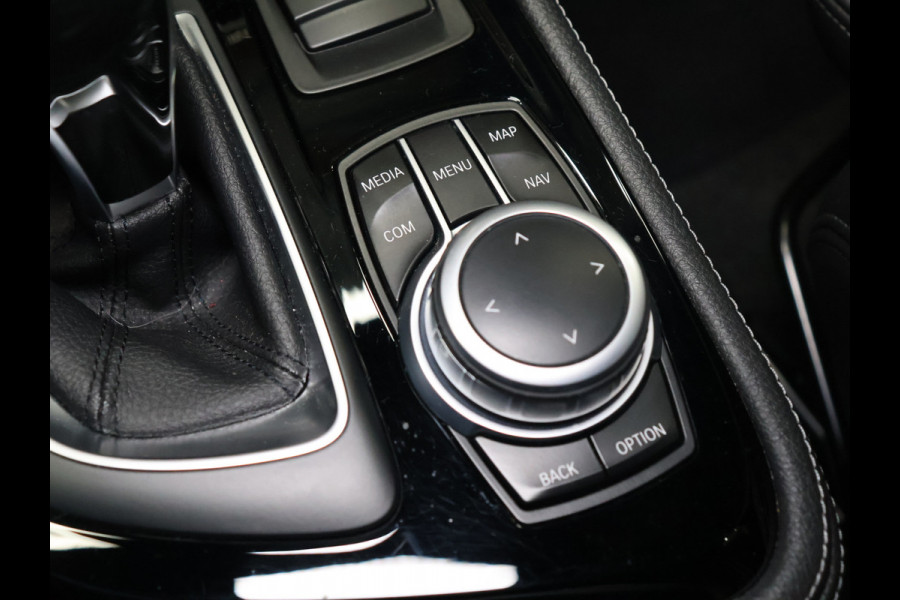 BMW 2 Serie Active Tourer 218i High Executive M Sport [TREKHAAK, HARMAN/KARDON, CRUISE CONTROL, BLUETOOTH TELEFOON, HUD, ACHTERUITRIJCAMERA, PDC V+A, BMW LED, NIEUWSTAAT]