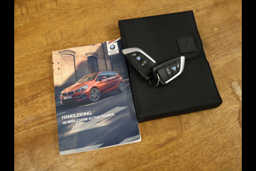 BMW 2 Serie Active Tourer 218i High Executive M Sport [TREKHAAK, HARMAN/KARDON, CRUISE CONTROL, BLUETOOTH TELEFOON, HUD, ACHTERUITRIJCAMERA, PDC V+A, BMW LED, NIEUWSTAAT]