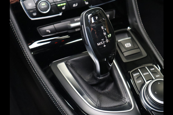 BMW 2 Serie Active Tourer 218i High Executive M Sport [TREKHAAK, HARMAN/KARDON, CRUISE CONTROL, BLUETOOTH TELEFOON, HUD, ACHTERUITRIJCAMERA, PDC V+A, BMW LED, NIEUWSTAAT]