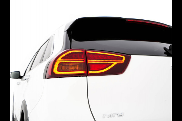 Kia e-Niro ExecutiveLine 64 kWh [ 3-Fase ] {SOH-100%} (INCL-BTW)  Aut.*HEATPUMP | LEATHER | FULL-LED | NAVI-FULLMAP | ADAPTIVE-CRUISE | CAMERA | MEMORY-PACK | LANE-ASSIST | KEYLESS | DIGI-COCKPIT | PRIVACYGLASS | SHIFTPADDLES | 17"ALU*